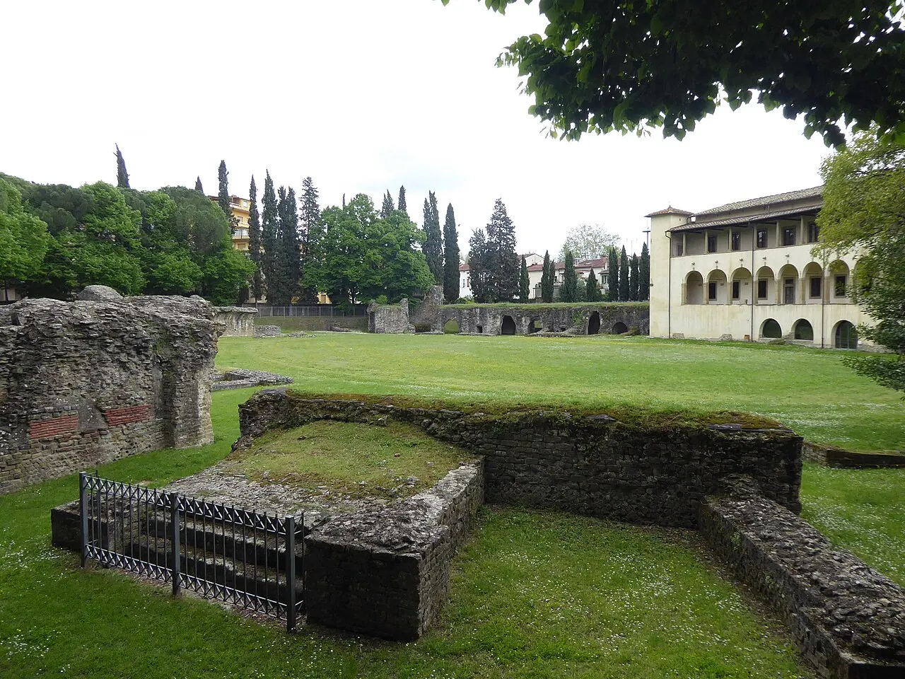 I resti dell'anfiteatro romano di Arezzo con il monastero alle spalle