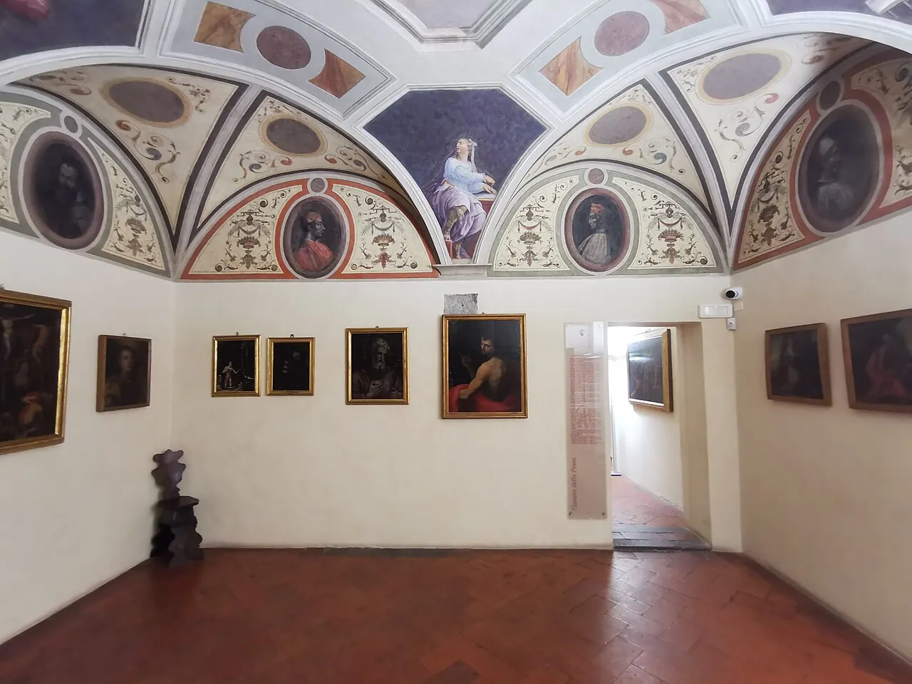 Una sala affrescata della Casa Vasari ad Arezzo