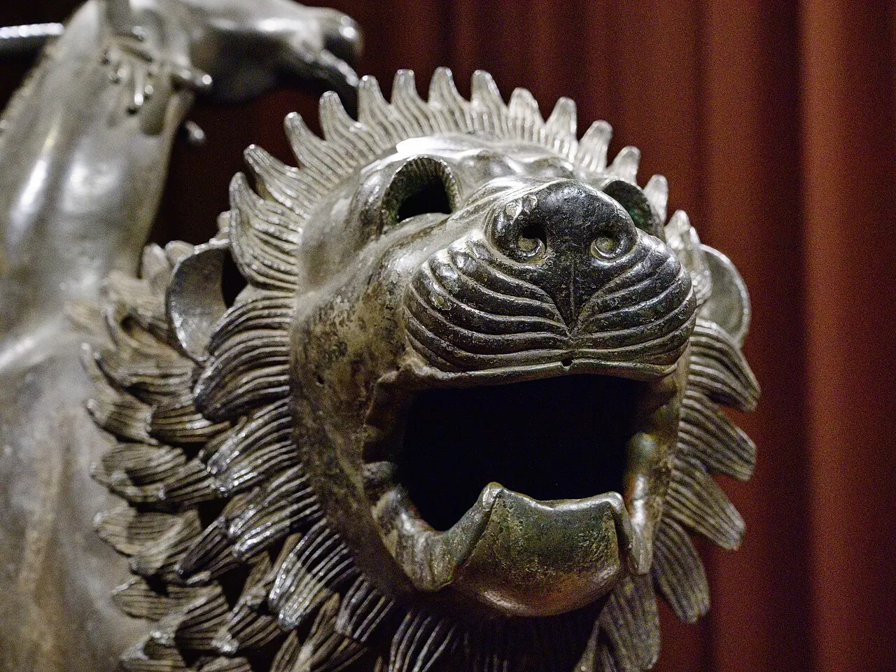 La testa di leone della Chimera di Arezzo, bronzo etrusco