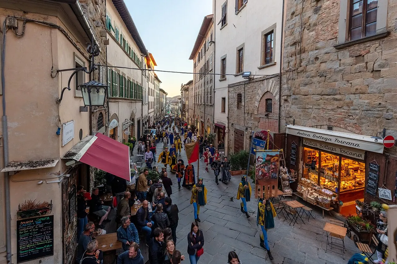 Corso Italia ad Arezzo affollato durante una sfilata