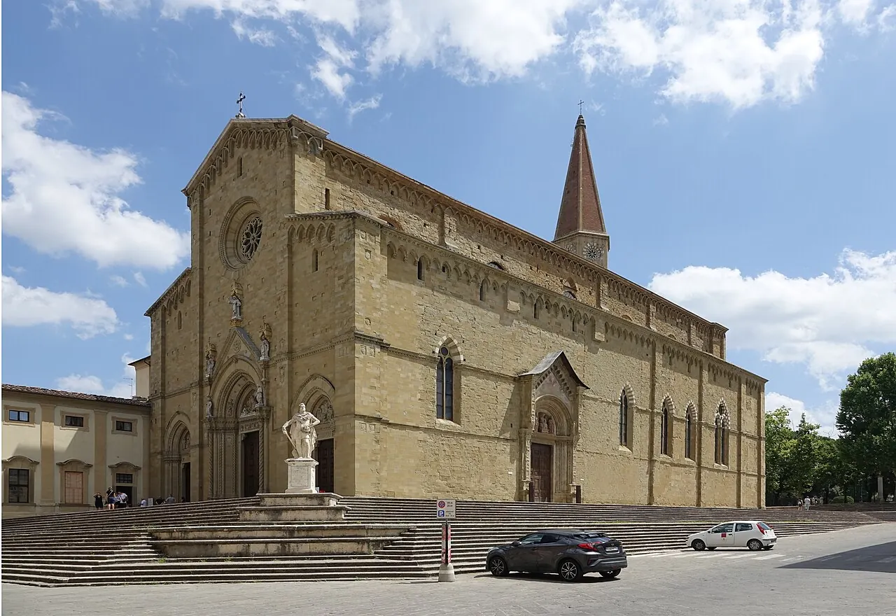 La facciata e il fianco della Cattedrale dei Santi Pietro e Donato ad Arezzo