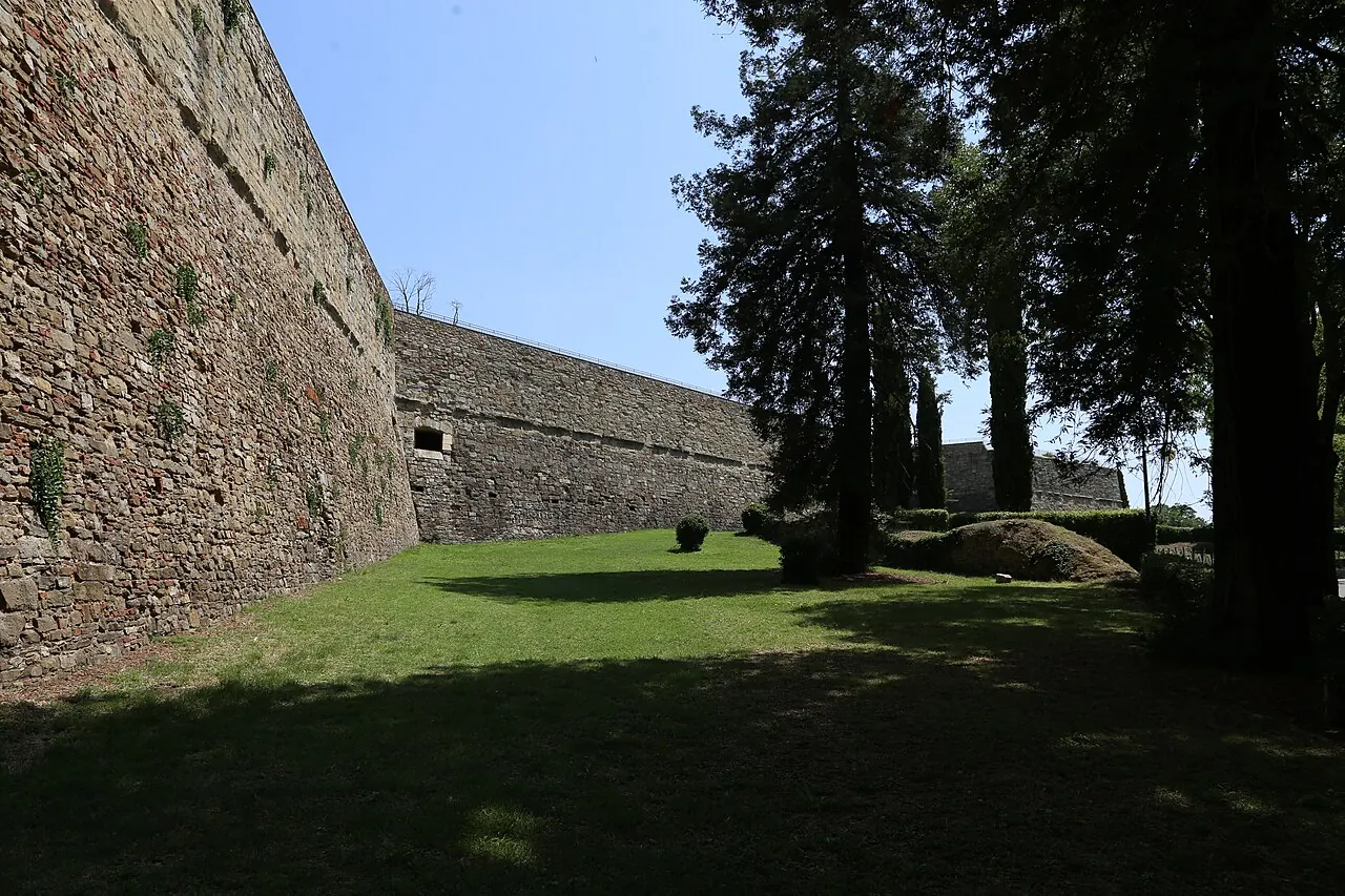 Le mura della Fortezza Medicea di Arezzo con i cipressi