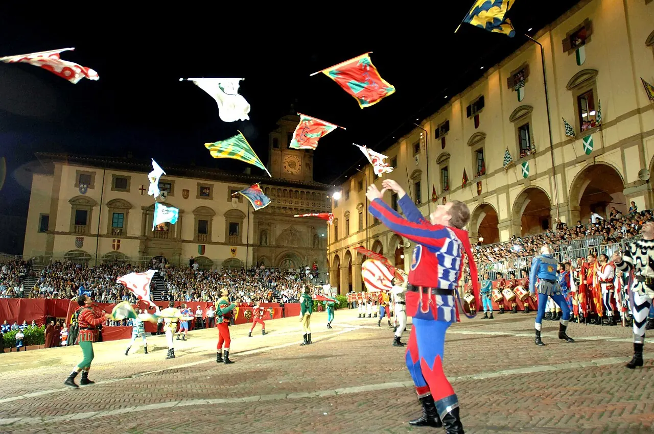 Gli sbandieratori in Piazza Grande durante la Giostra del Saracino