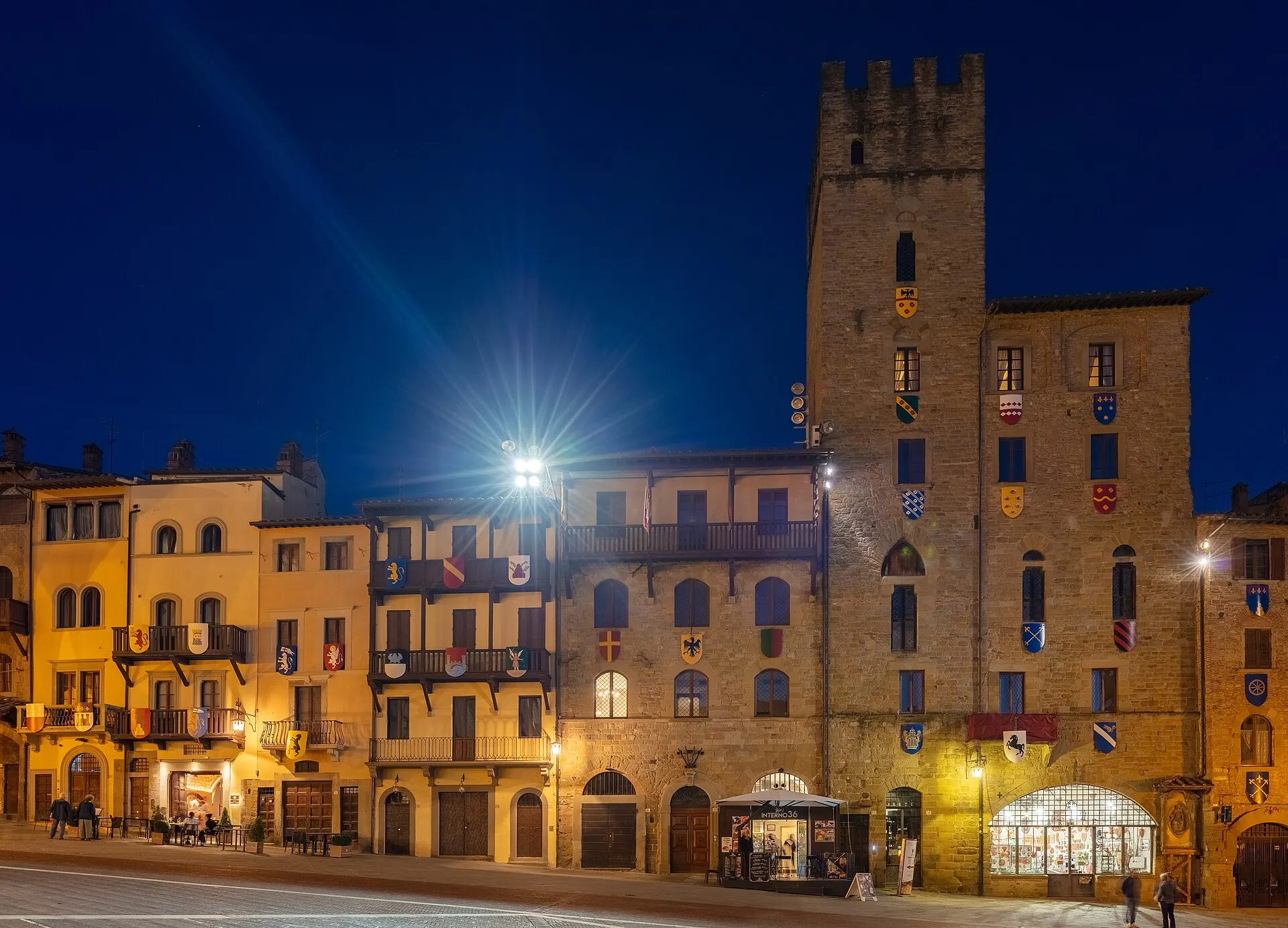 Piazza Grande ad Arezzo all'imbrunire, con le Logge del Vasari illuminate