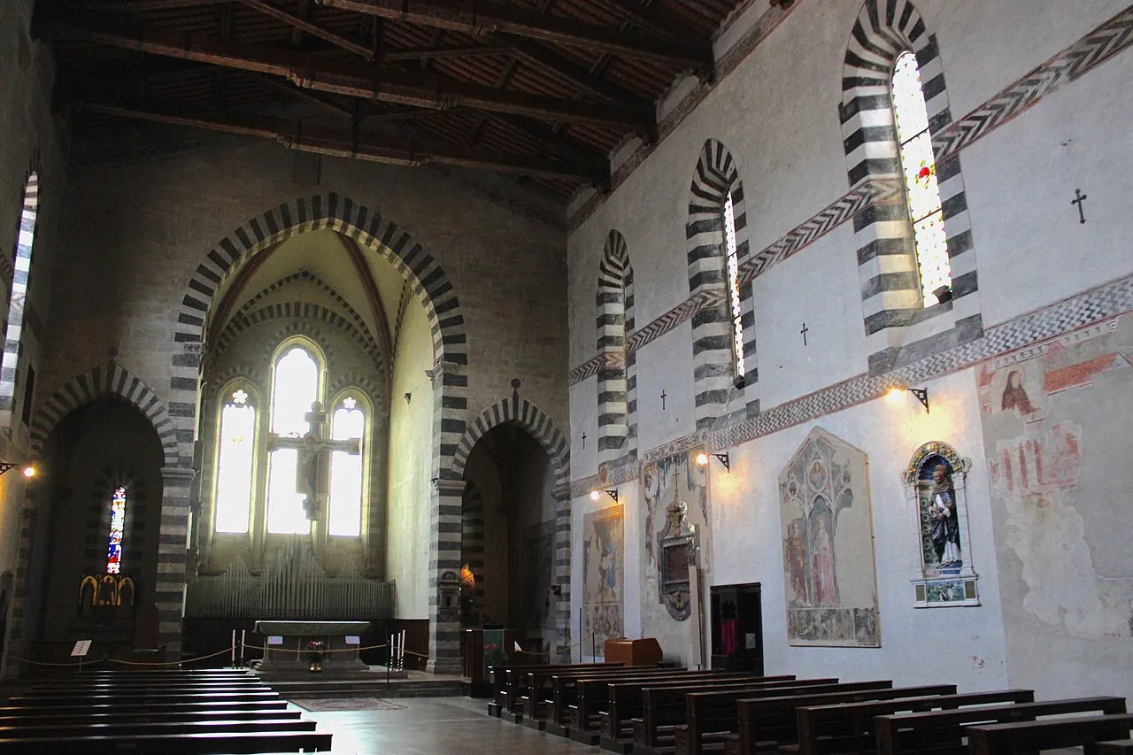 L'interno della chiesa di San Domenico ad Arezzo con il crocifisso di Cimabue