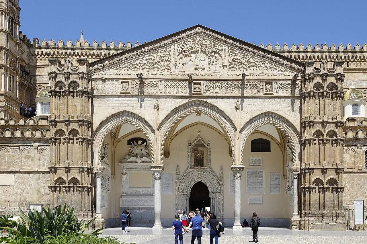 Il portico gotico-catalano della Cattedrale di Palermo