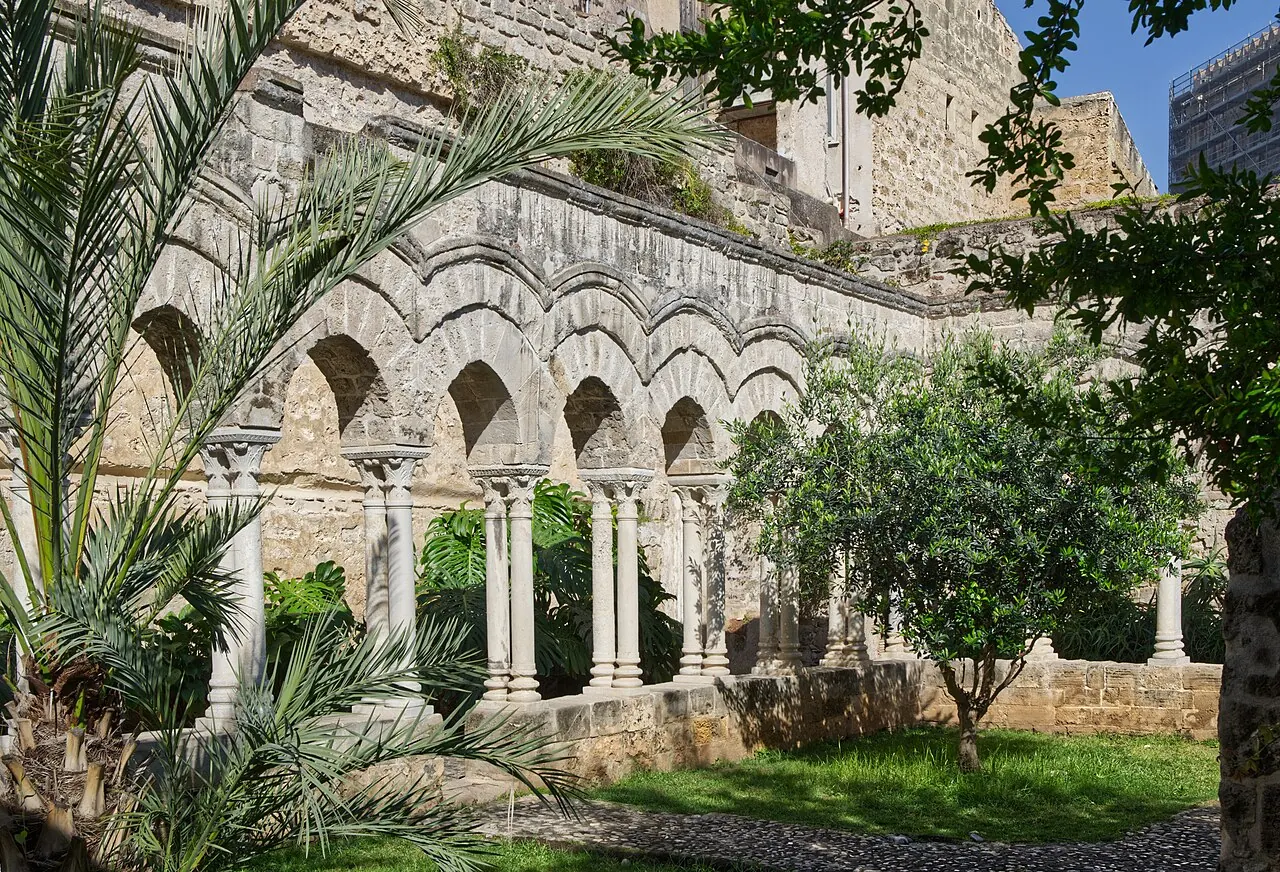 Il chiostro di San Giovanni degli Eremiti con le palme