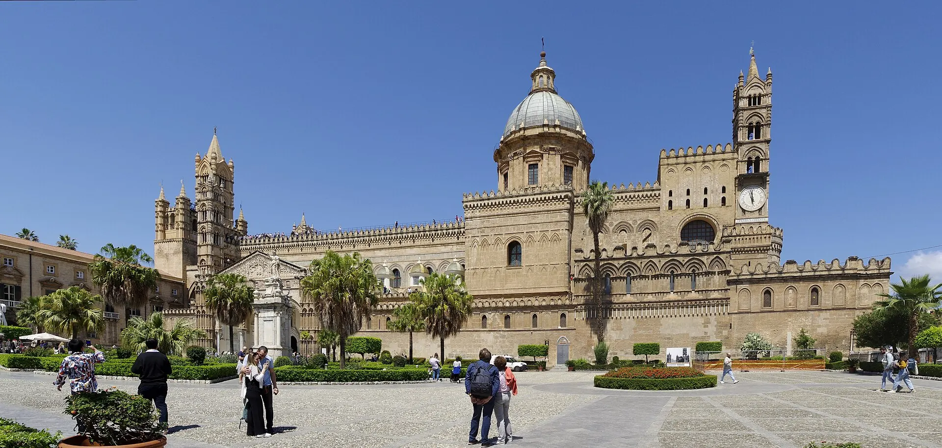 La Cattedrale di Palermo vista dalla piazza, con le cupole e i campanili