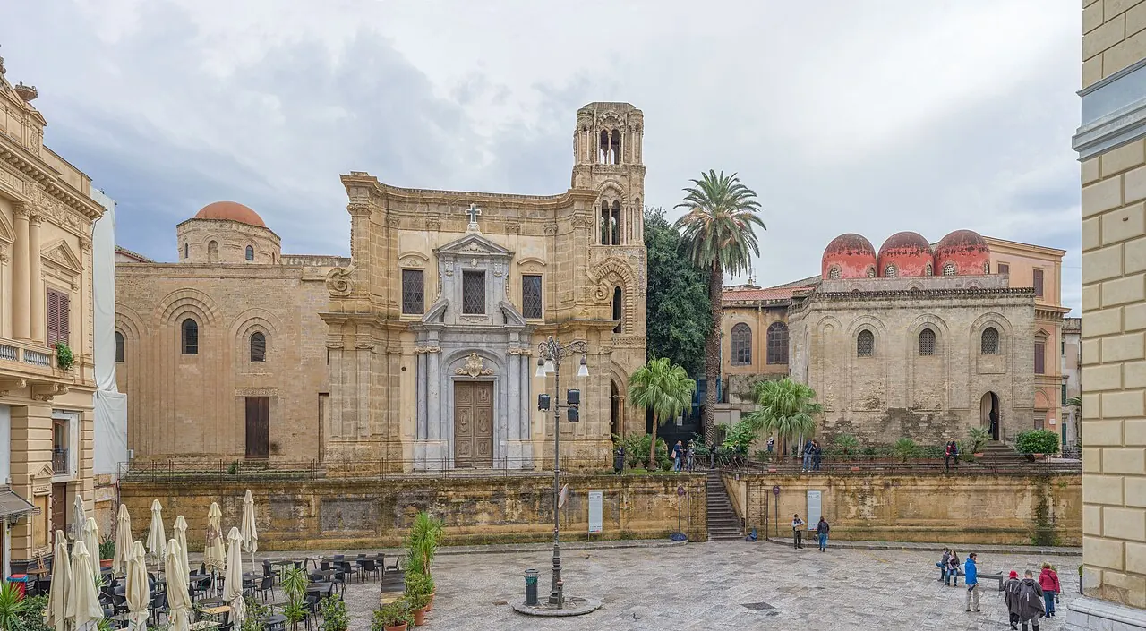 Piazza Bellini con la chiesa della Martorana e le cupole rosse di San Cataldo
