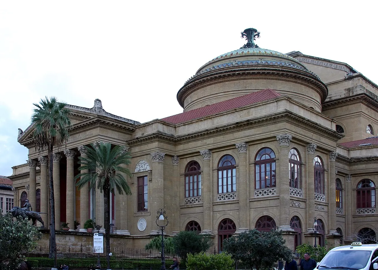La facciata neoclassica del Teatro Massimo di Palermo con la scalinata