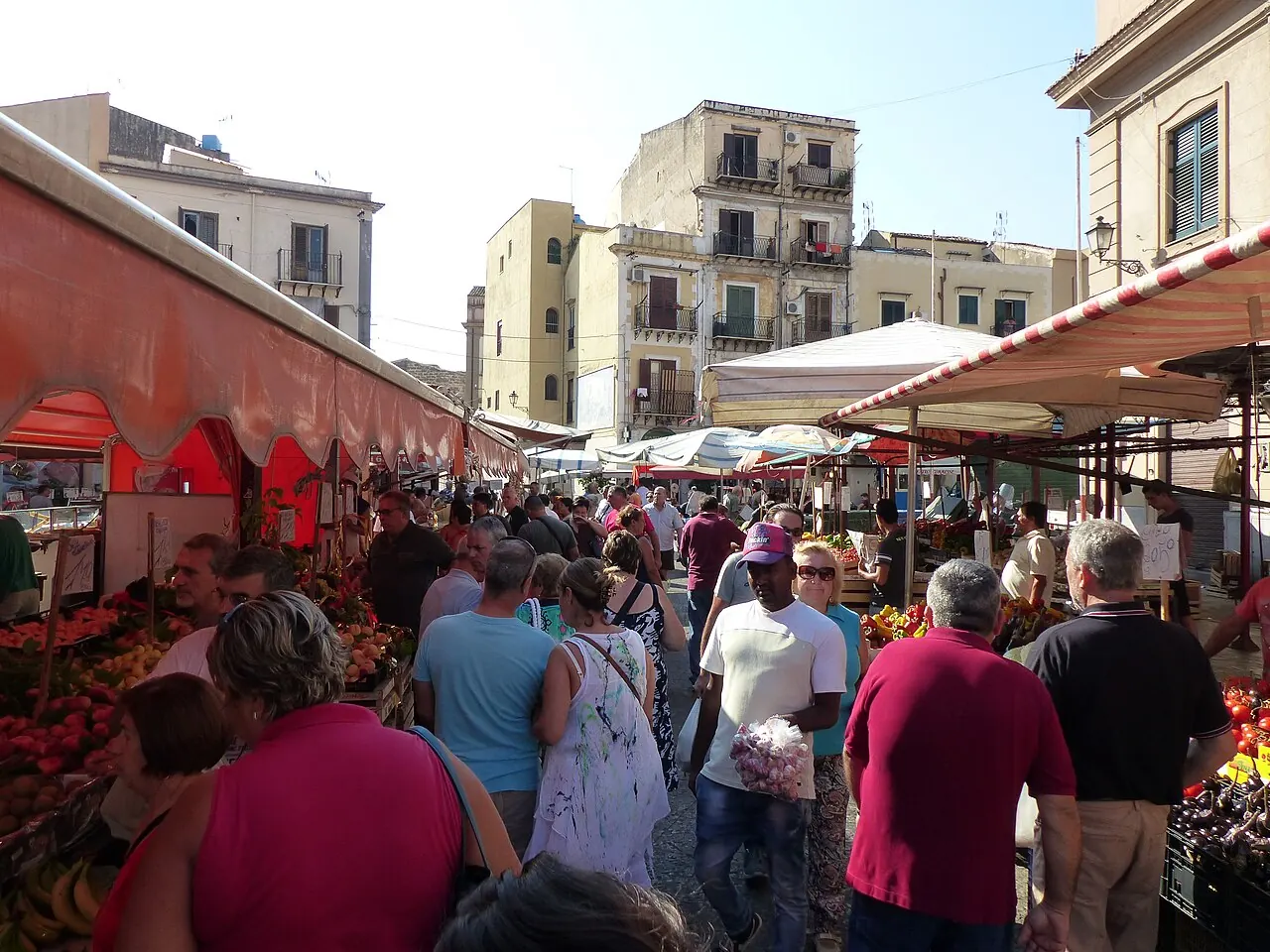 La folla tra i banchi del mercato di Ballarò a Palermo