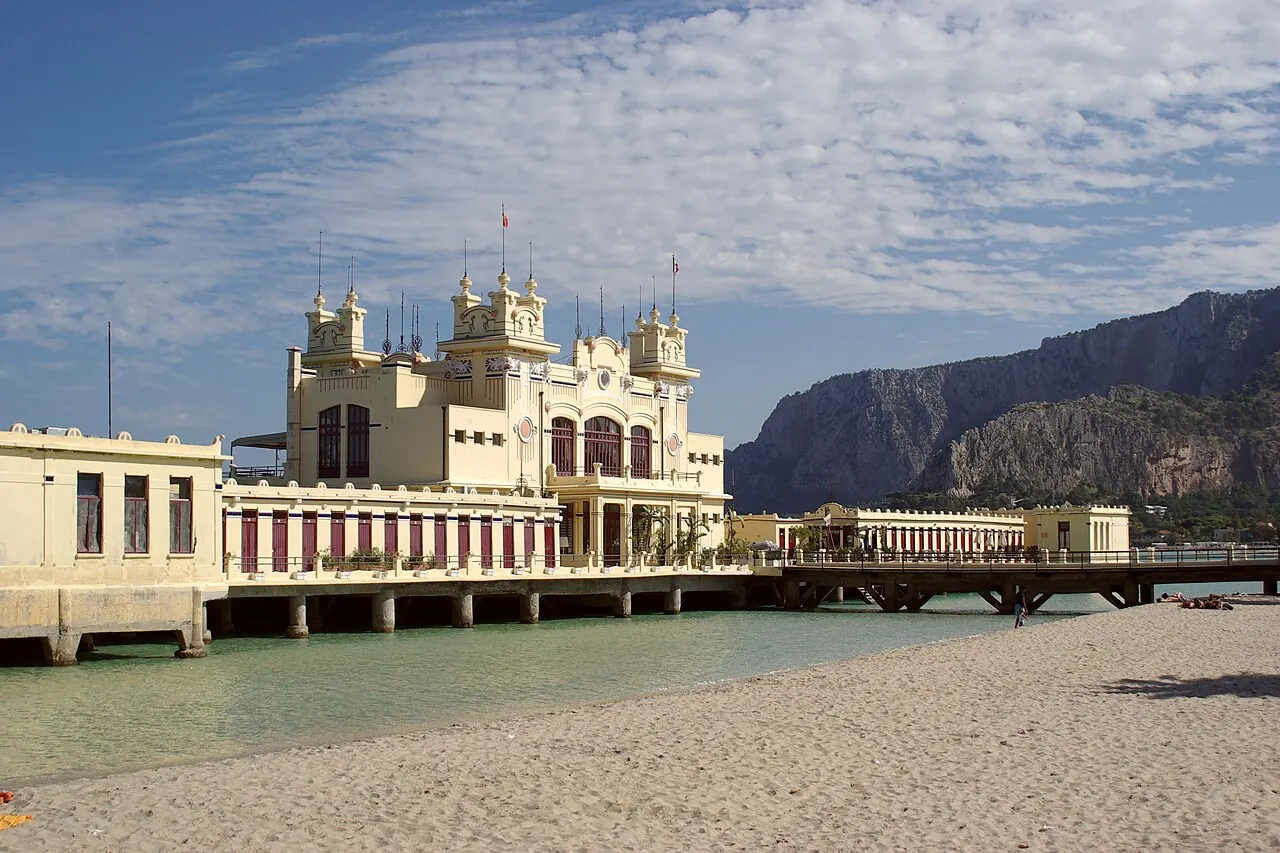 Lo stabilimento balneare Liberty di Mondello sul mare