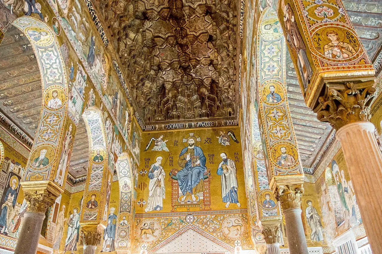 L'interno della Cappella Palatina con i mosaici d'oro e il soffitto a muqarnas