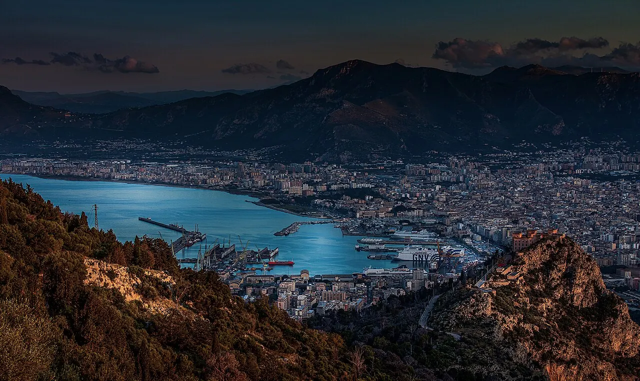 Palermo e il porto visti dal Monte Pellegrino al crepuscolo