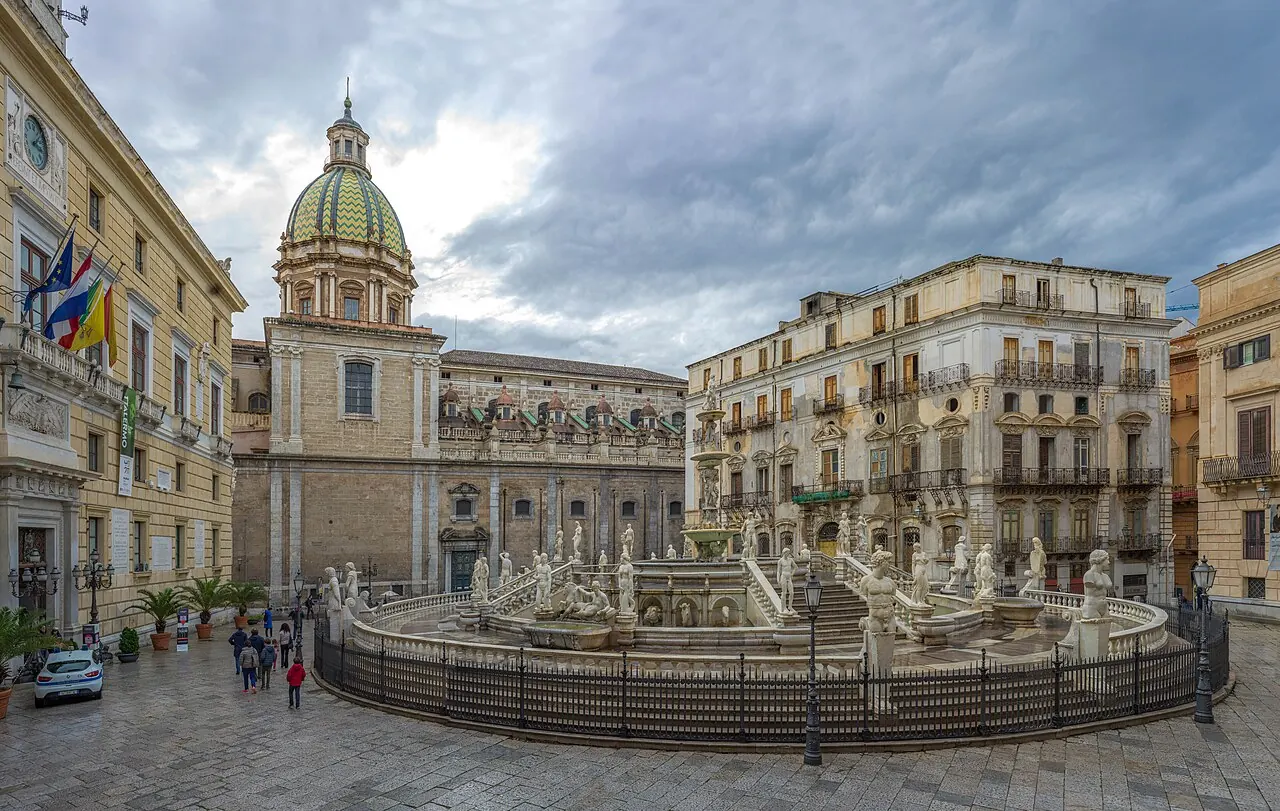La Fontana Pretoria con le statue di marmo e la chiesa di Santa Caterina sullo sfondo