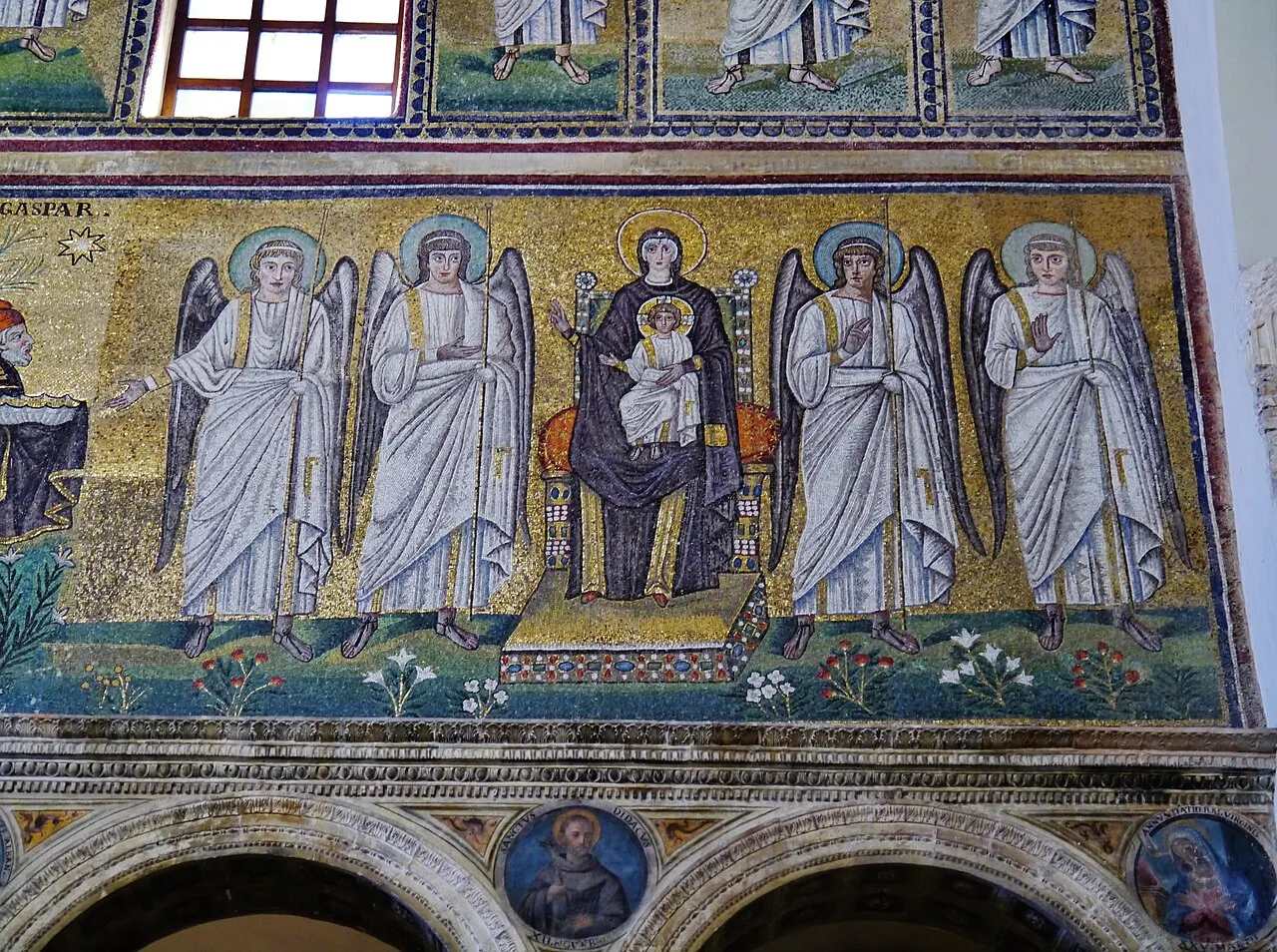 I mosaici della navata di Sant'Apollinare Nuovo con la Madonna in trono e la processione delle vergini