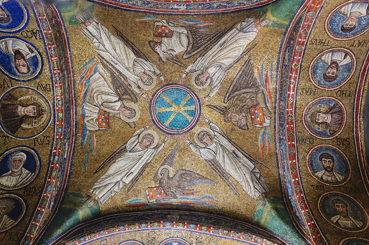 La volta a crociera della Cappella Arcivescovile con angeli e simboli degli evangelisti