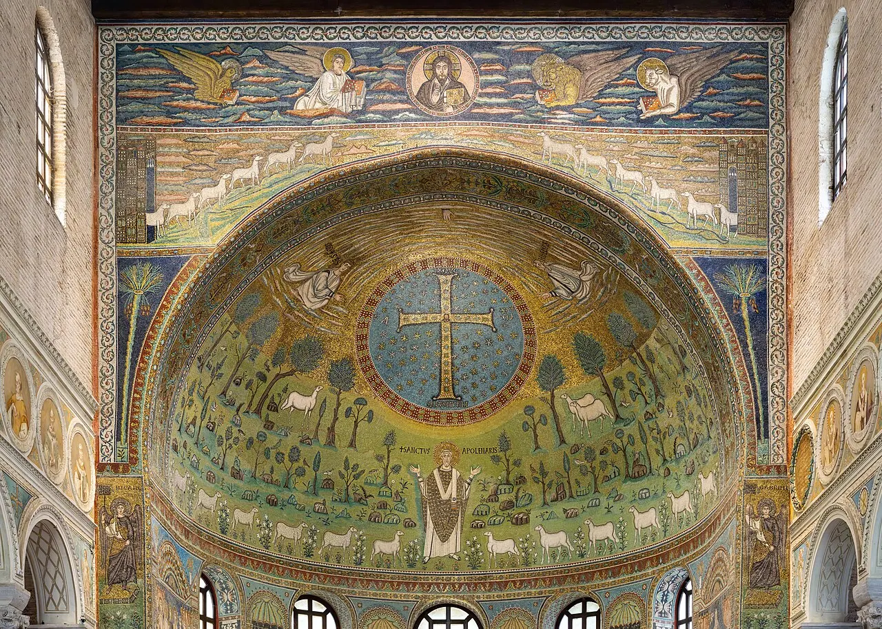 L'abside di Sant'Apollinare in Classe con il mosaico della Trasfigurazione e il prato fiorito