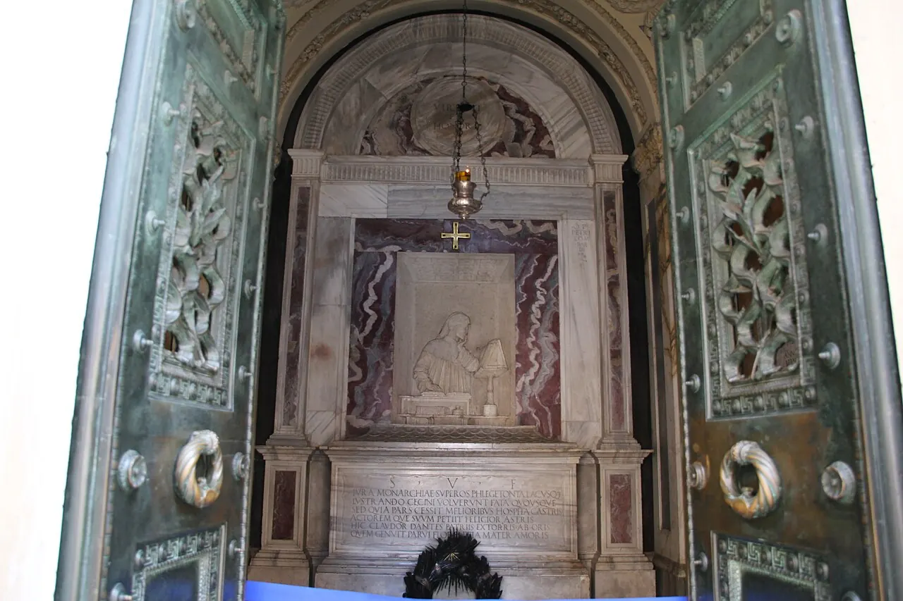 L'interno della tomba di Dante a Ravenna con il bassorilievo del poeta
