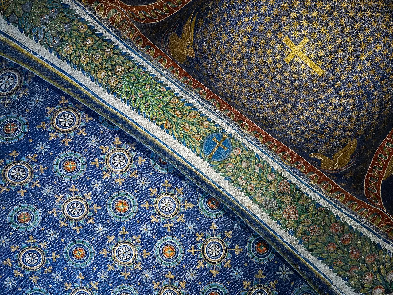 La volta del mausoleo di Galla Placidia con le stelle d'oro su fondo blu