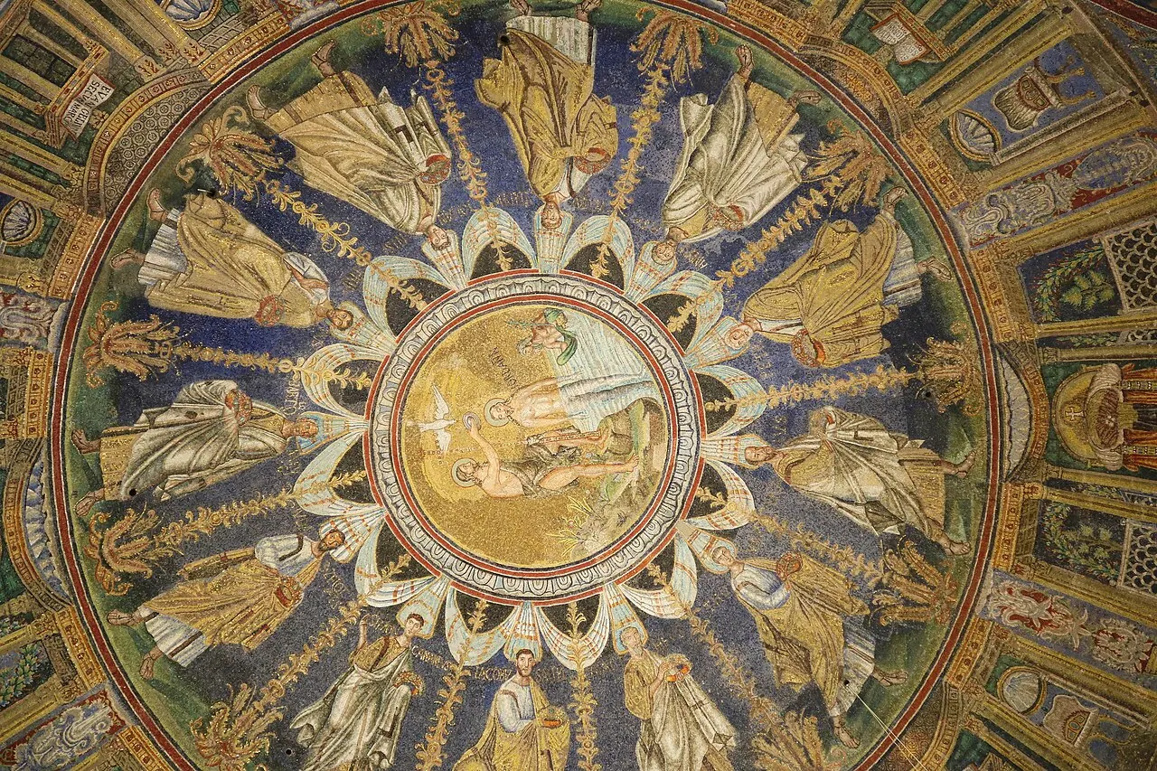 La cupola del Battistero Neoniano con il battesimo di Cristo e la teoria degli apostoli