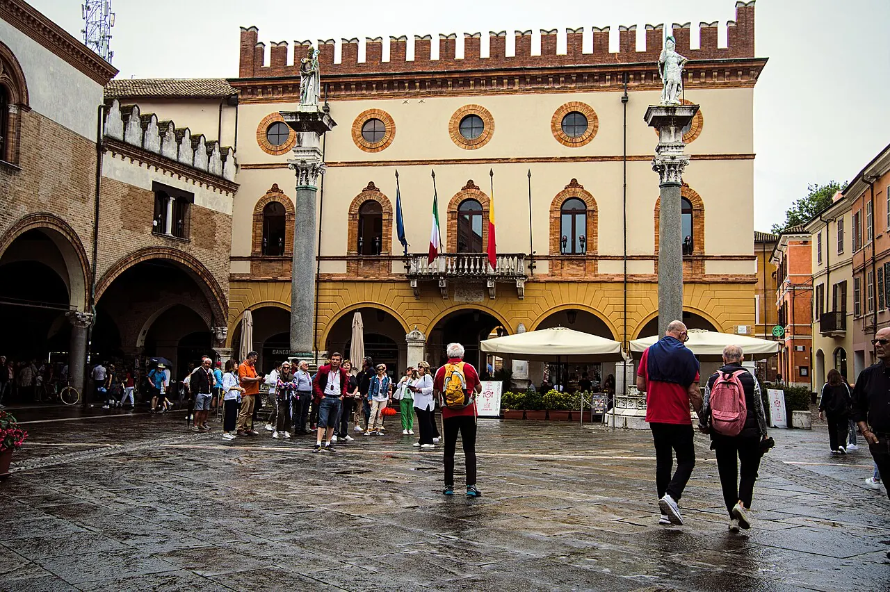 Piazza del Popolo a Ravenna con il Palazzo Comunale e le colonne veneziane
