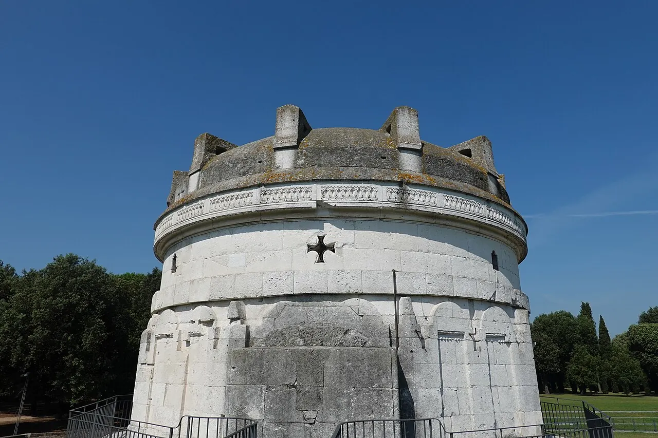 Il mausoleo di Teodorico a Ravenna, in blocchi di pietra d'Istria con la cupola monolitica