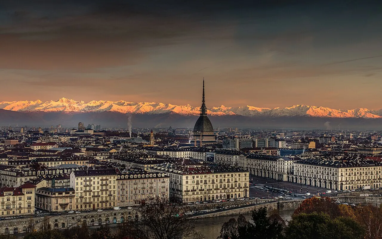 Il panorama di Torino con la Mole Antonelliana e le Alpi al tramonto
