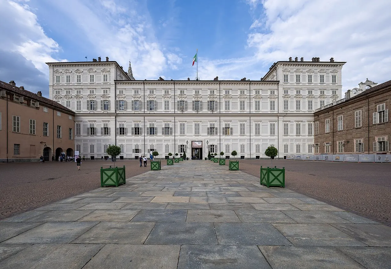 La facciata del Palazzo Reale di Torino e la piazzetta Reale