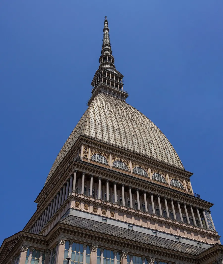 La Mole Antonelliana vista dal basso contro il cielo azzurro
