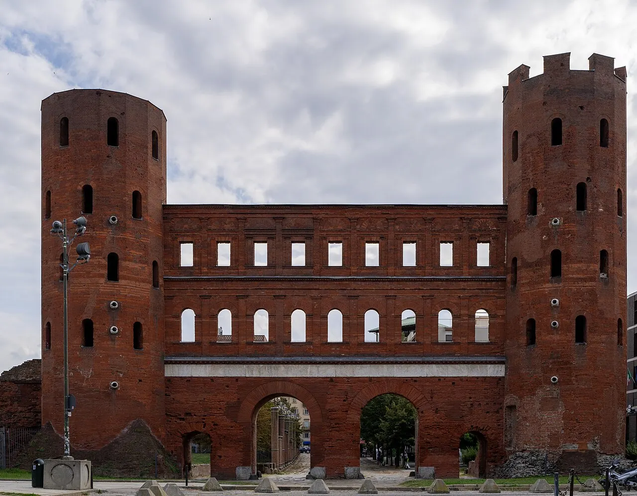 La Porta Palatina di Torino con le due torri di mattoni