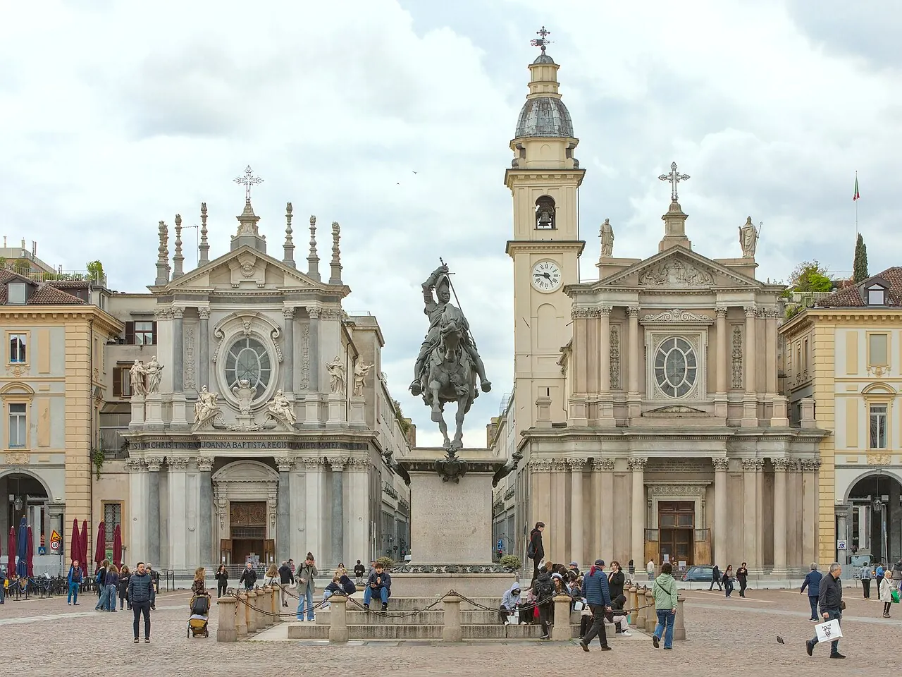 Piazza San Carlo con il monumento a Emanuele Filiberto e le chiese gemelle