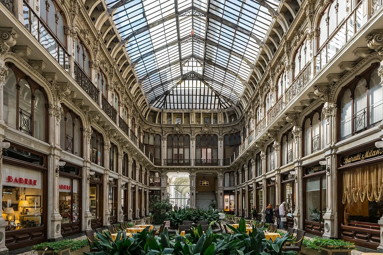 L'interno della Galleria Subalpina a Torino con la copertura di vetro