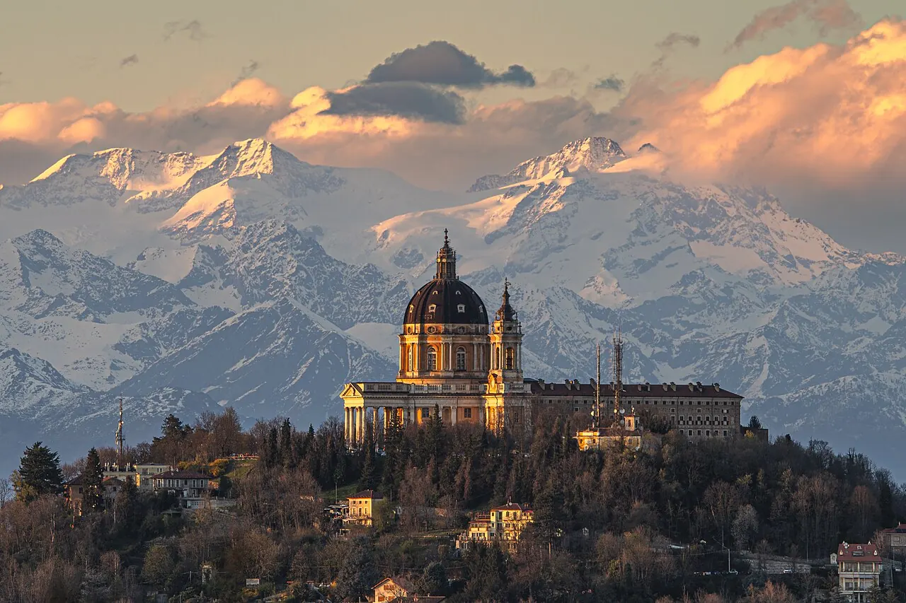 La basilica di Superga sulla collina con le Alpi innevate all'alba