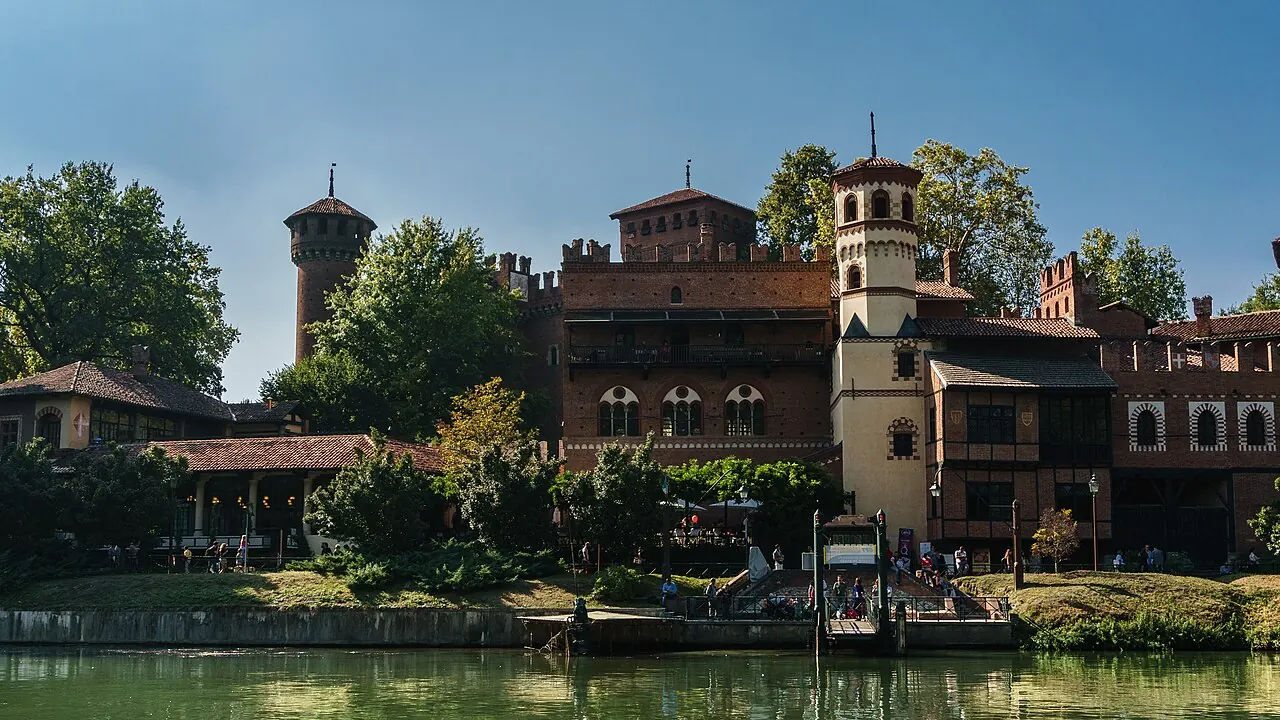 Il Borgo Medievale al Parco del Valentino visto dal Po