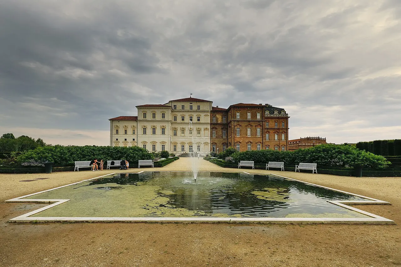 La Reggia di Venaria Reale con i giardini e la vasca d'acqua